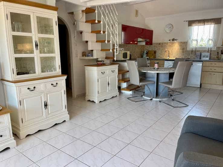 σπίτι σε Roquebrune-sur-Argens, Provence-Alpes-Côte d'Azur 10835544