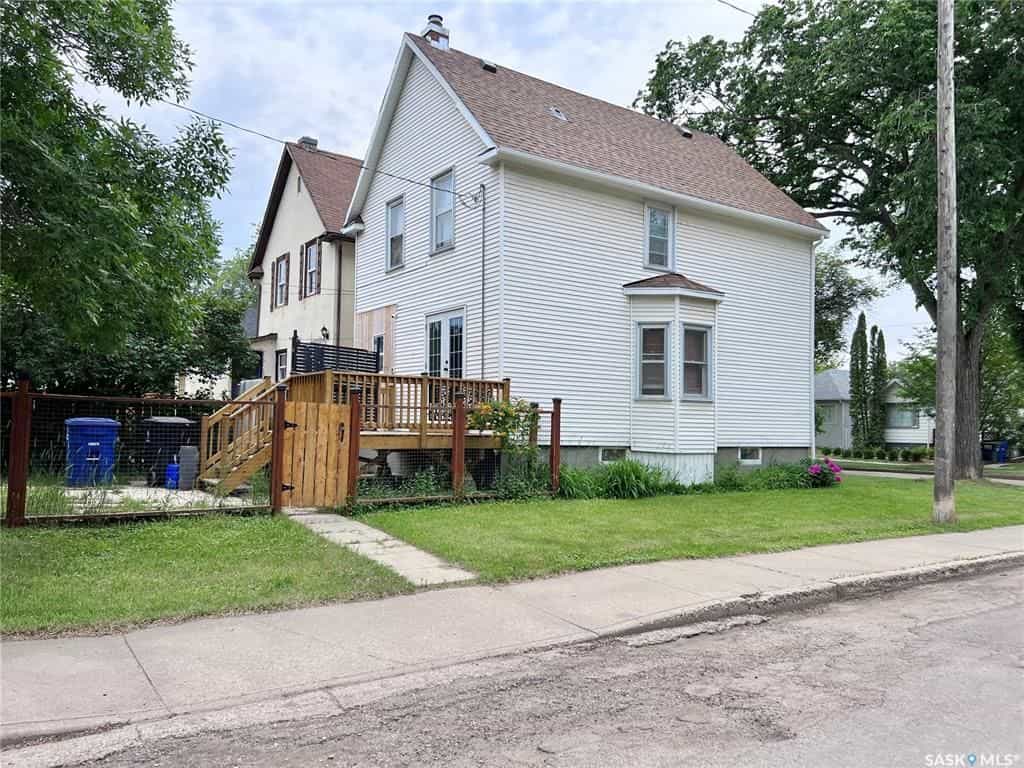 House in Saskatoon, Saskatchewan 10835978