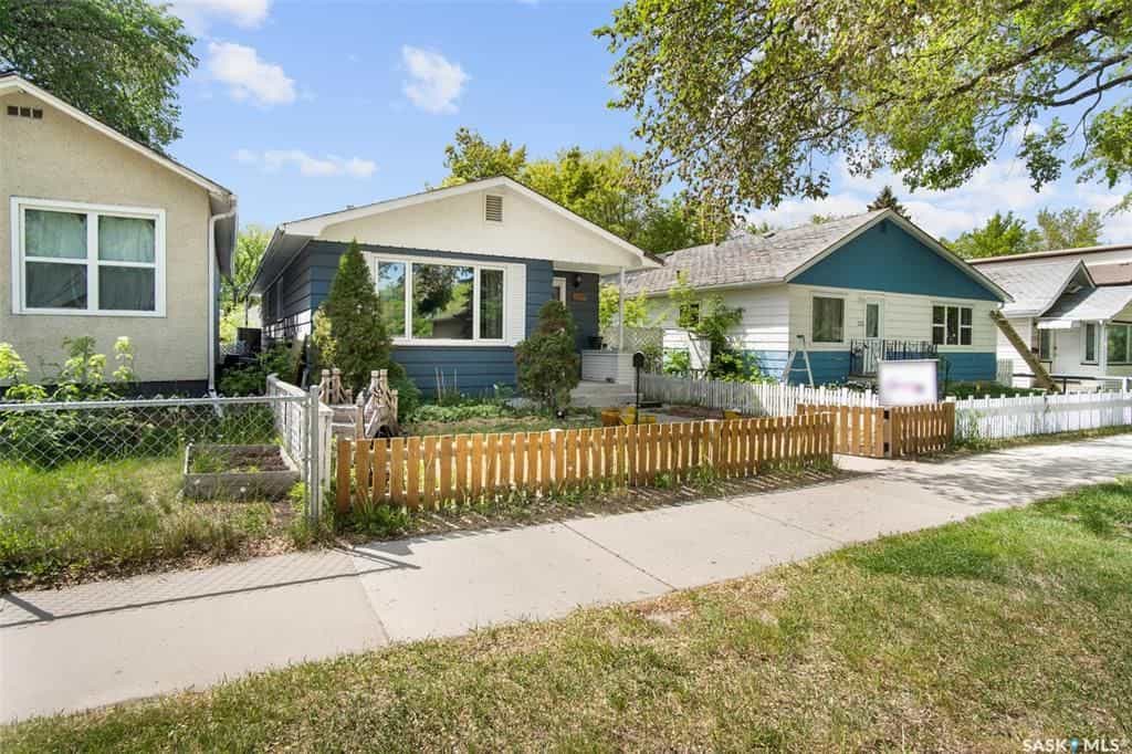 House in Saskatoon, Saskatchewan 10836073