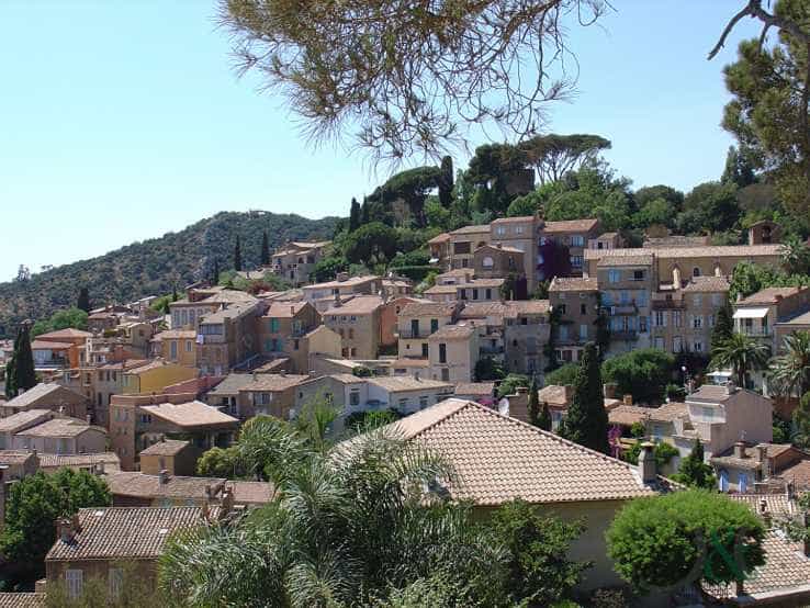 Condominium in Bormes-les-Mimosas, Provence-Alpes-Cote d'Azur 10836241