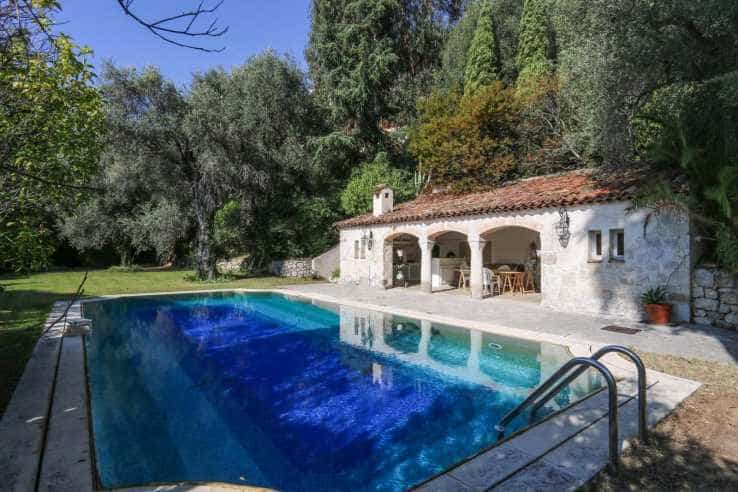 بيت في Menton, Provence-Alpes-Cote d'Azur 10836869