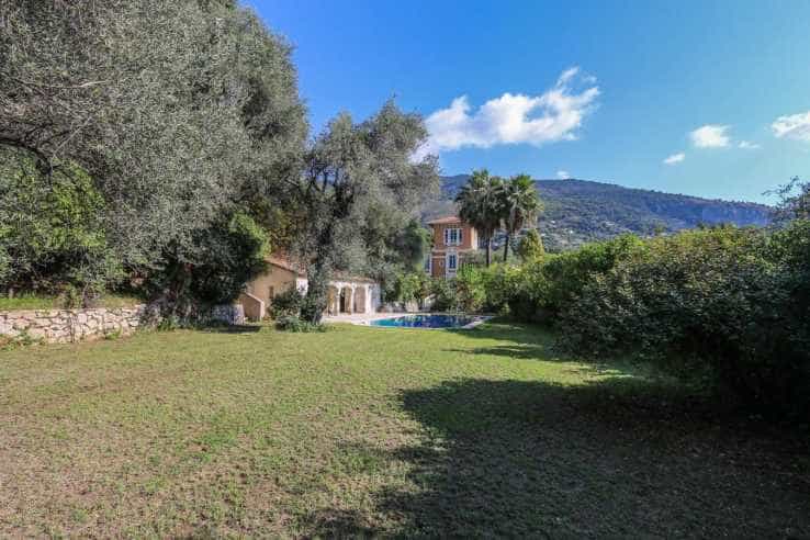 بيت في Menton, Provence-Alpes-Cote d'Azur 10836869