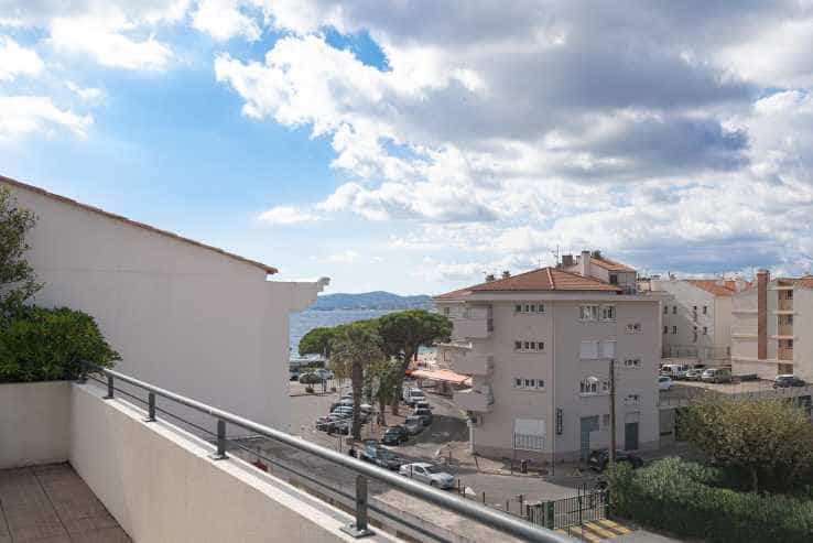 Condominium dans Saint-Raphael, Provence-Alpes-Cote d'Azur 10836877