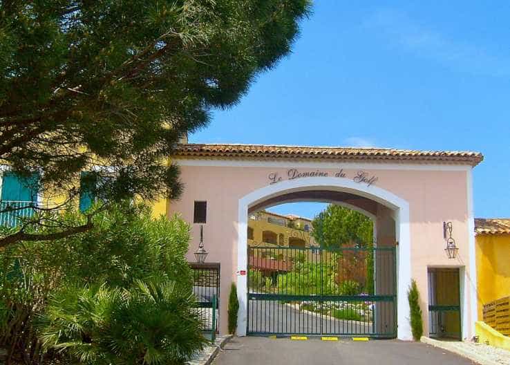 Condominium dans Roquebrune-sur-Argens, Provence-Alpes-Côte d'Azur 10837031