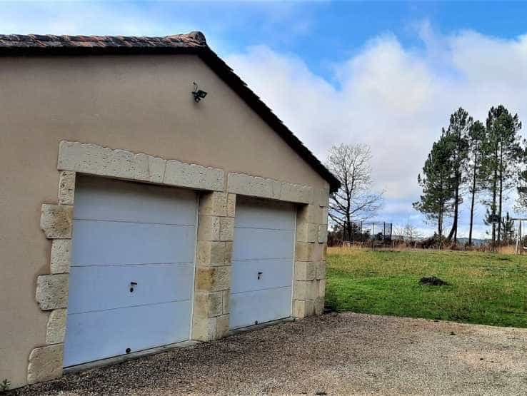 House in Eyraud-Crempse-Maurens, Nouvelle-Aquitaine 10837257