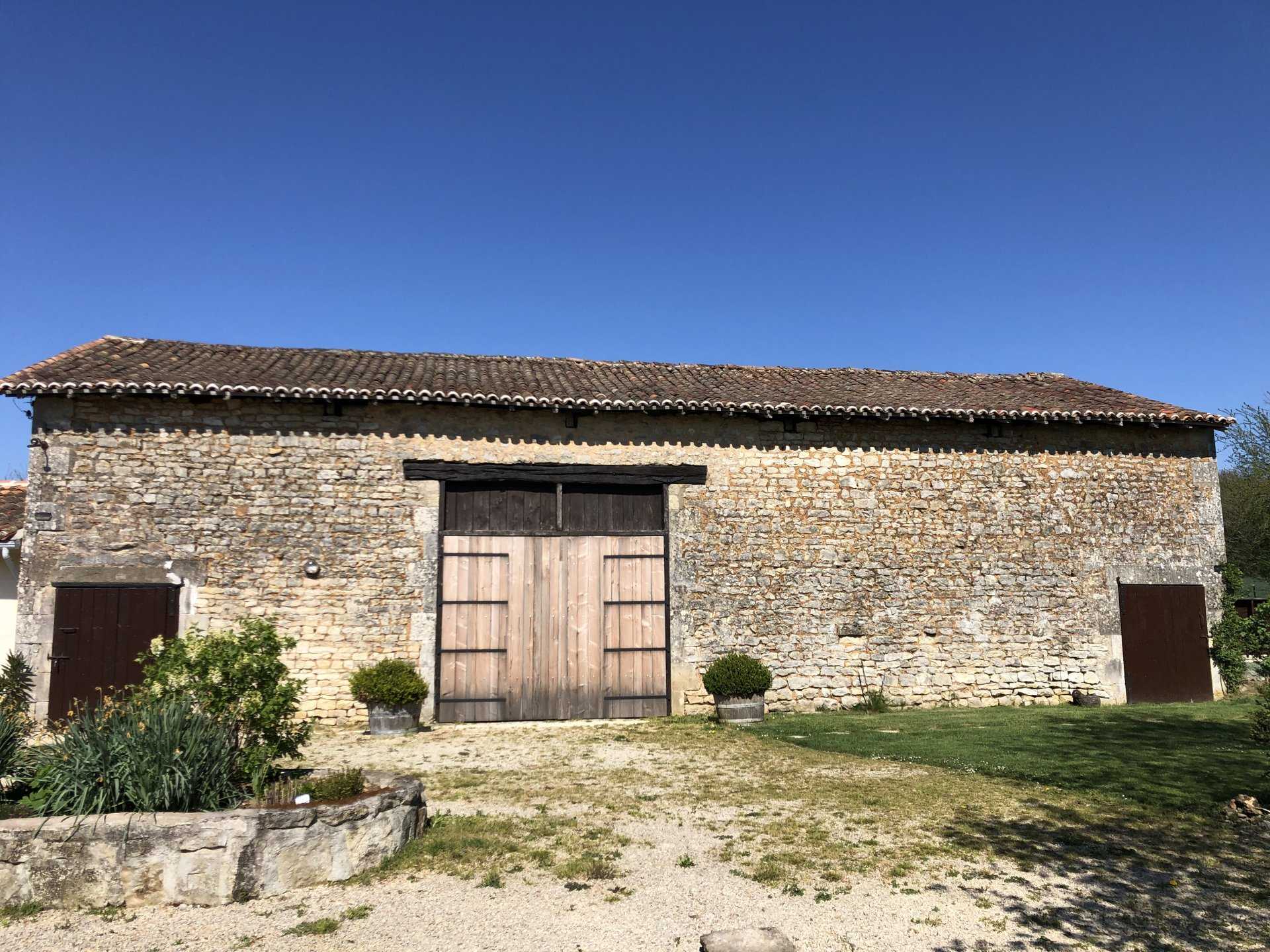 房子 在 Barro, Nouvelle-Aquitaine 10837305
