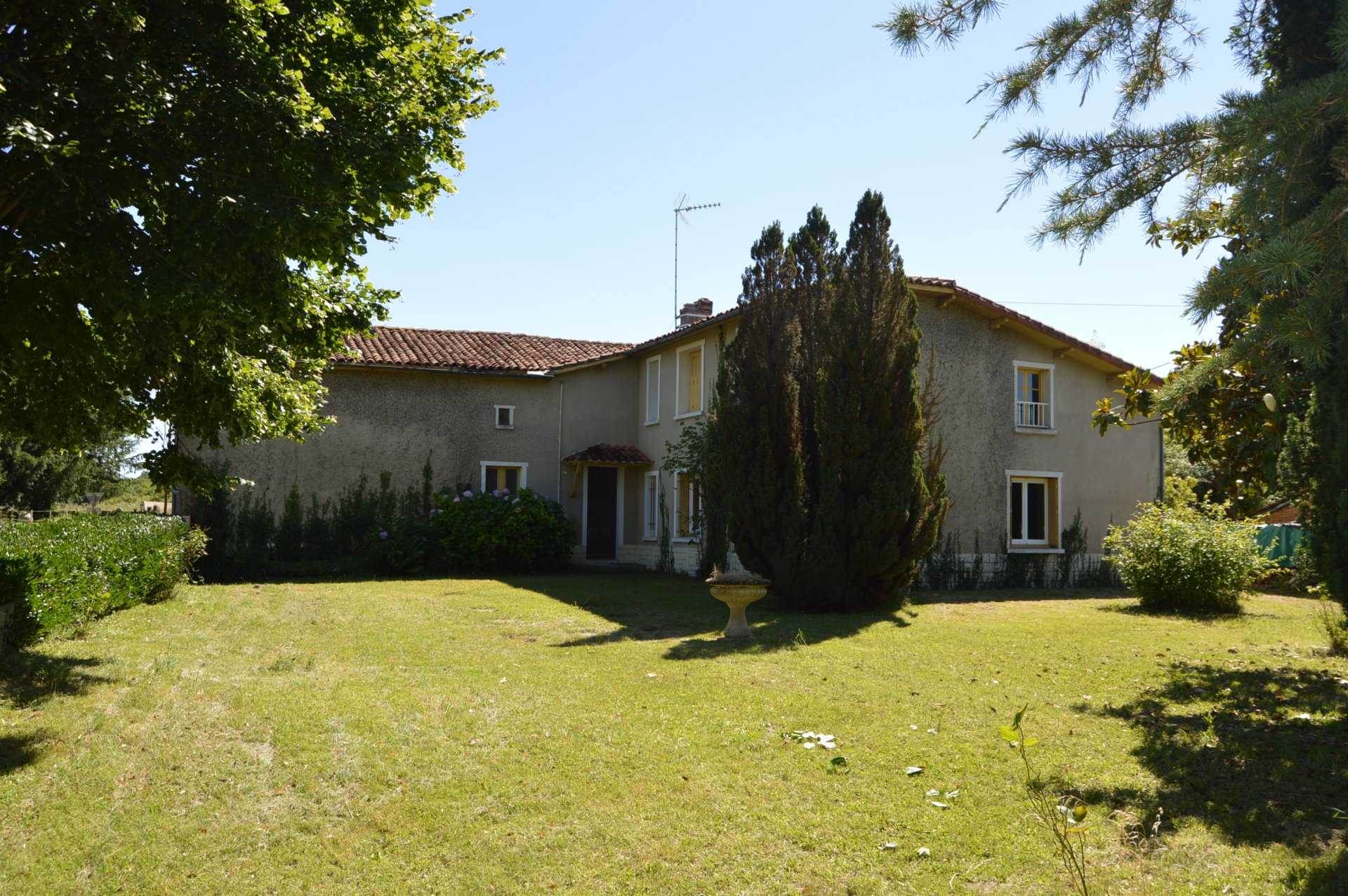 House in Condac, Nouvelle-Aquitaine 10837370
