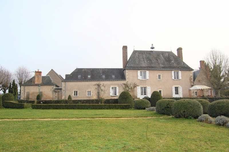House in Tours, Centre-Val de Loire 10837372