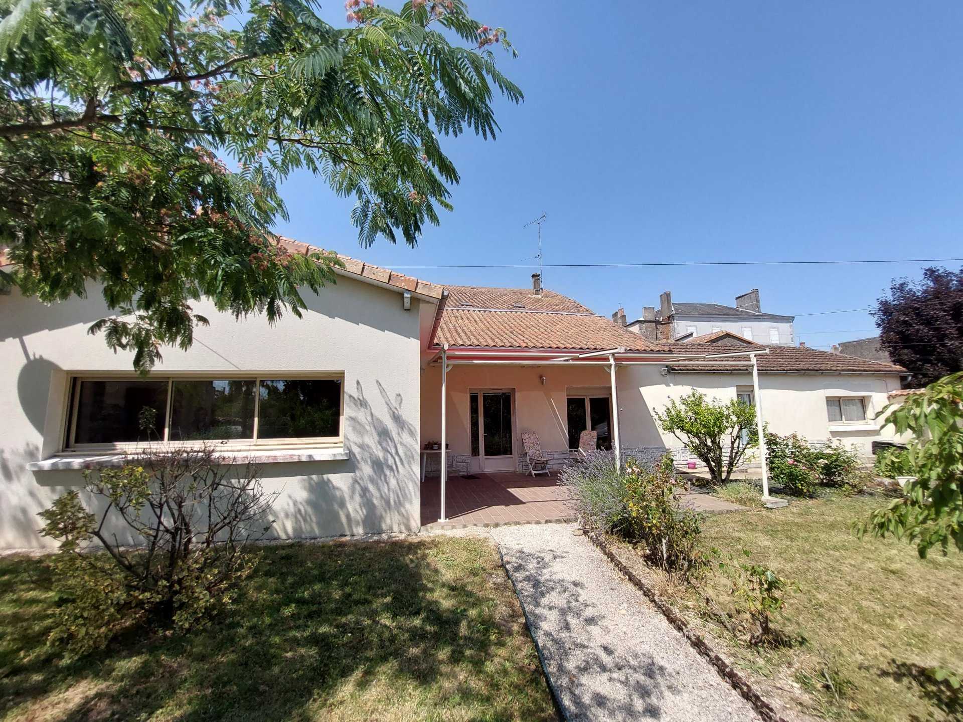 Rumah di Bernac, Nouvelle-Aquitaine 10837383