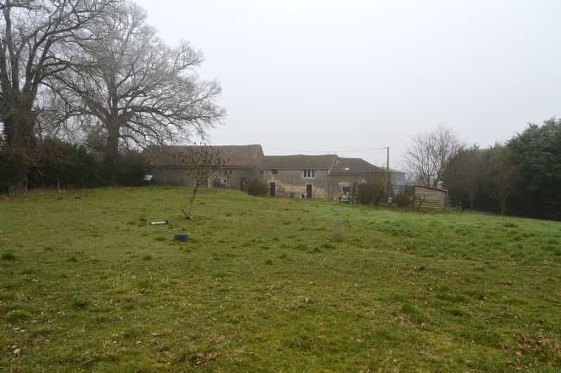 Hus i Saint-Pierre-d'Exideuil, Nouvelle-Aquitaine 10837384