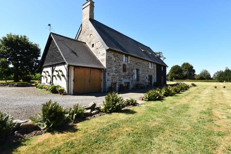 بيت في Saint-Sever-Calvados, Normandie 10837402