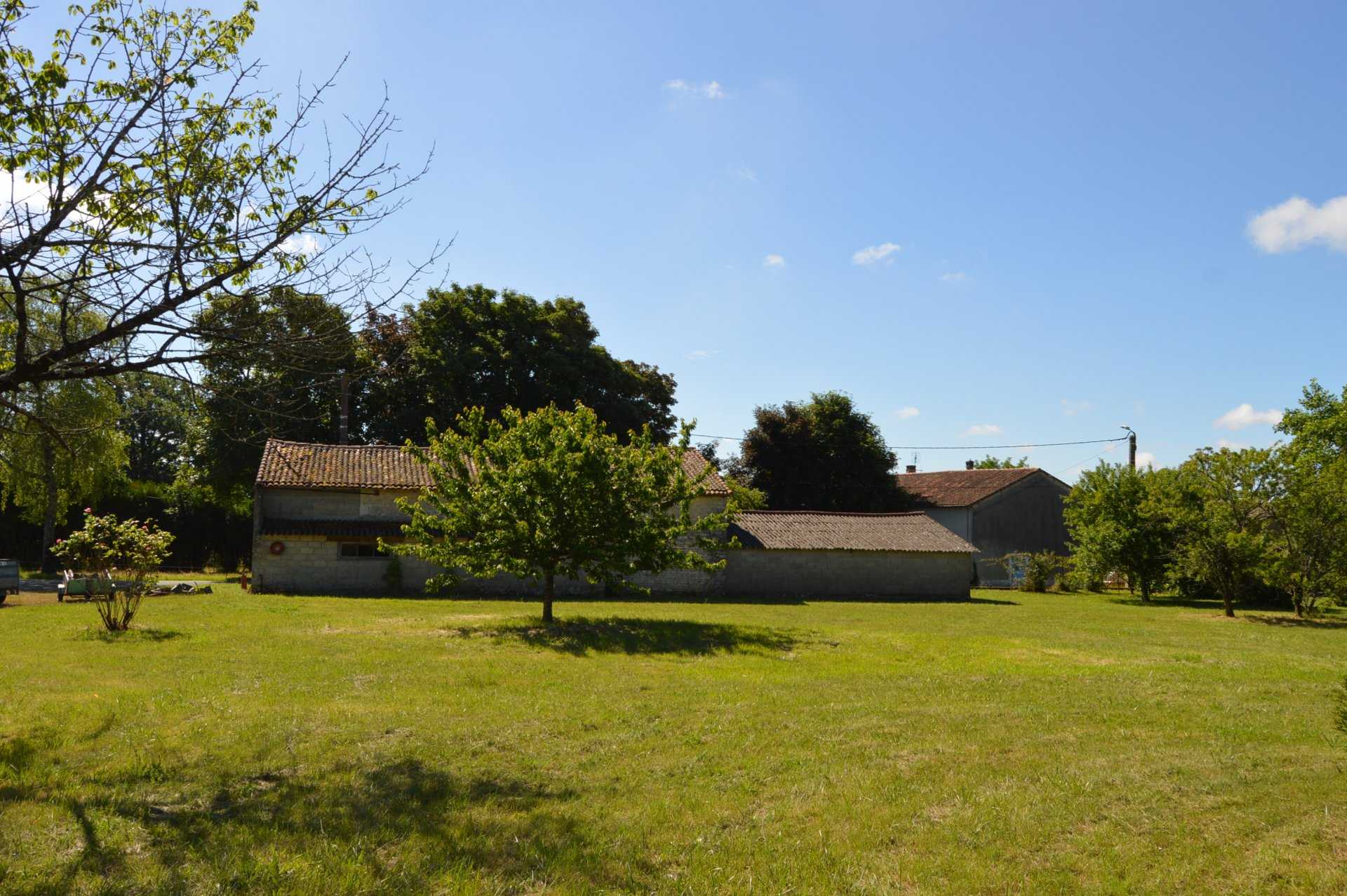 بيت في Villefagnan, Nouvelle-Aquitaine 10837406