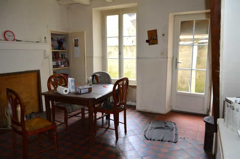 بيت في Vieux-Ruffec, Nouvelle-Aquitaine 10837446