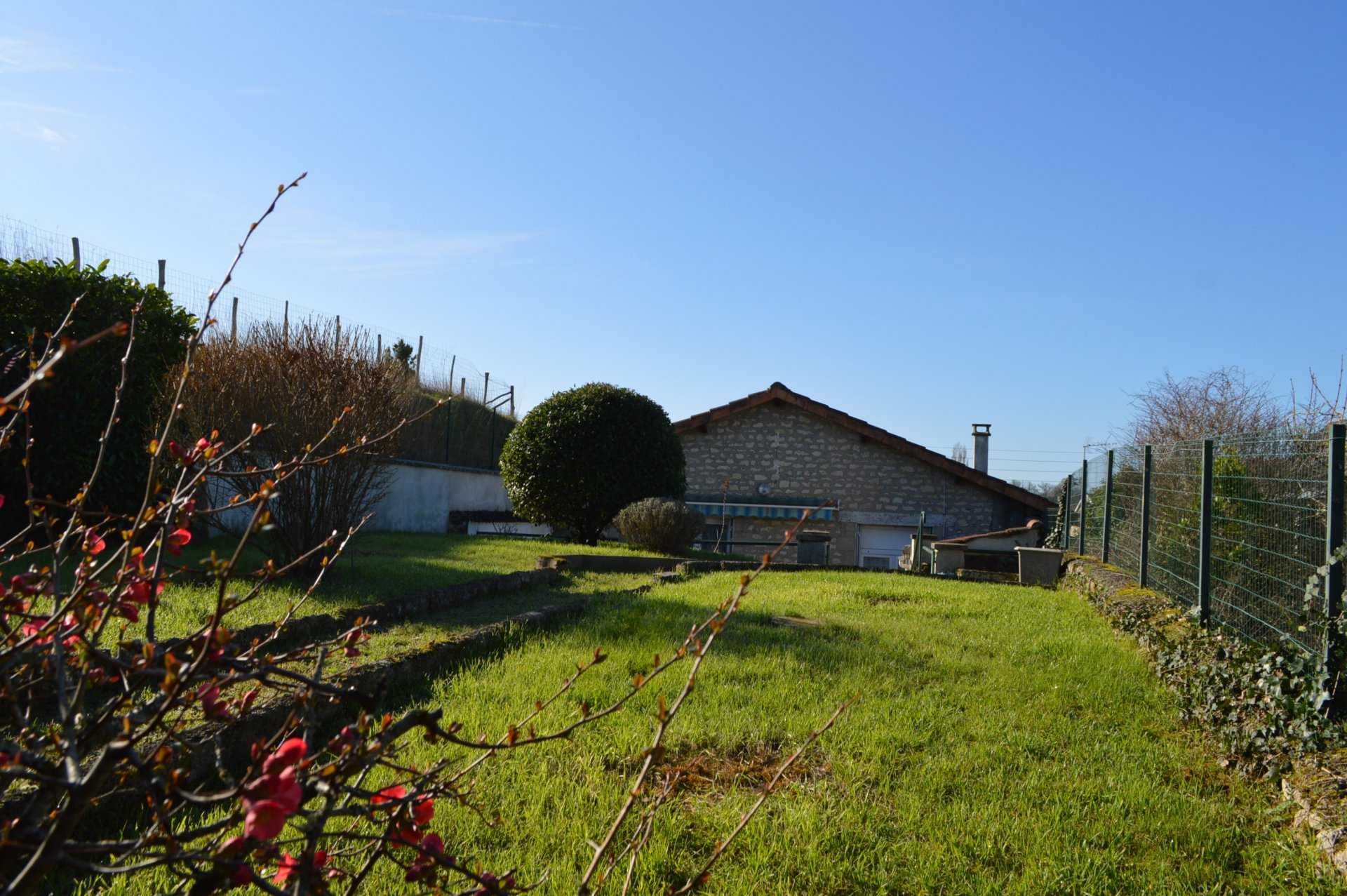 Rumah di Bernac, Nouvelle-Aquitaine 10837453