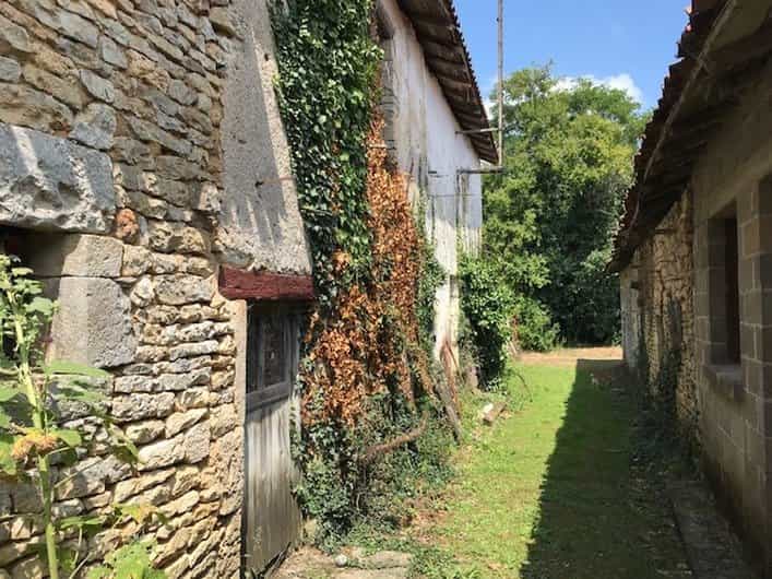 House in Chassiecq, Nouvelle-Aquitaine 10837487