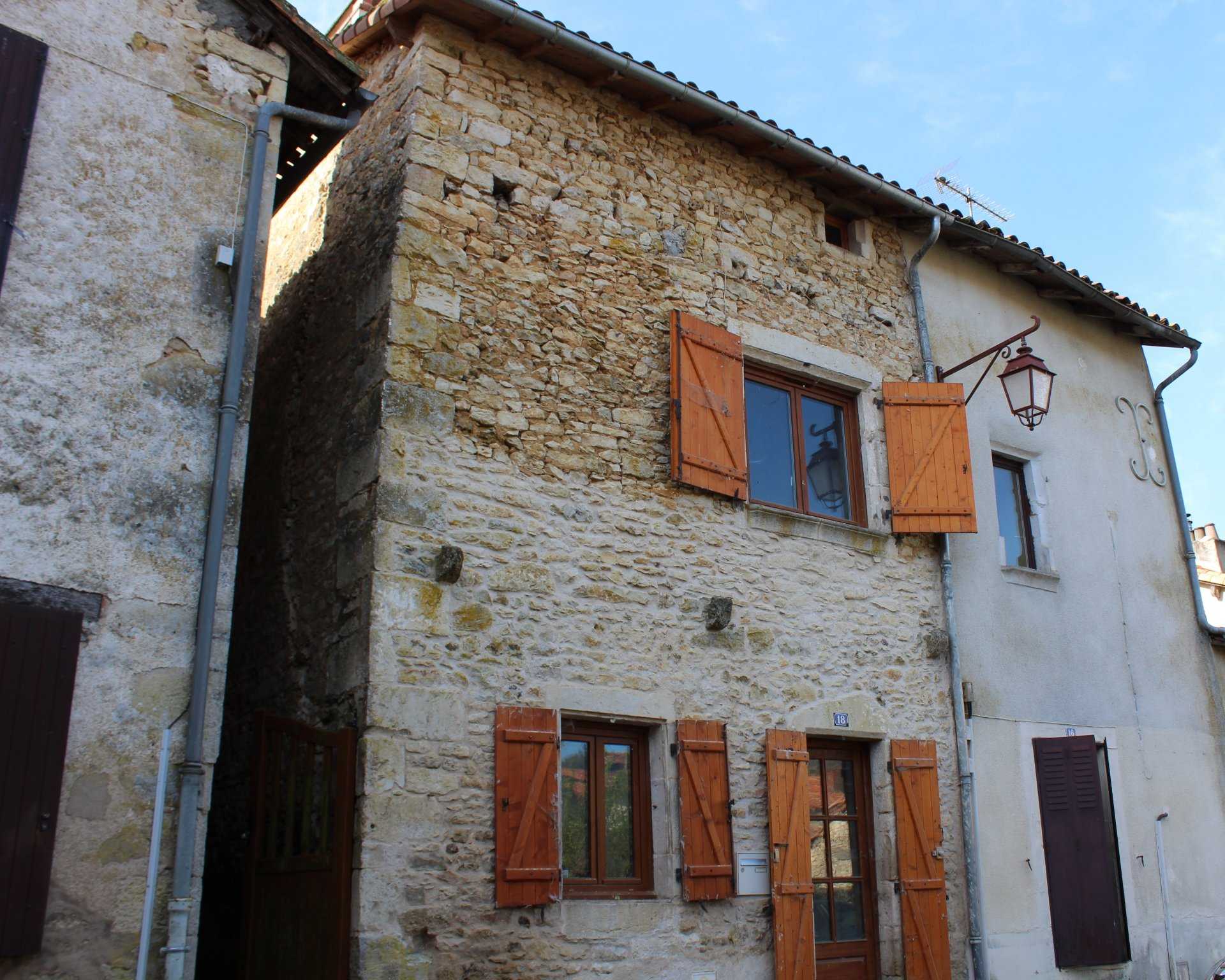 σπίτι σε Savigne, Nouvelle-Aquitaine 10837491