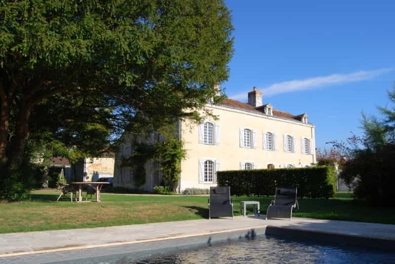 House in Chinon, Centre-Val de Loire 10837720
