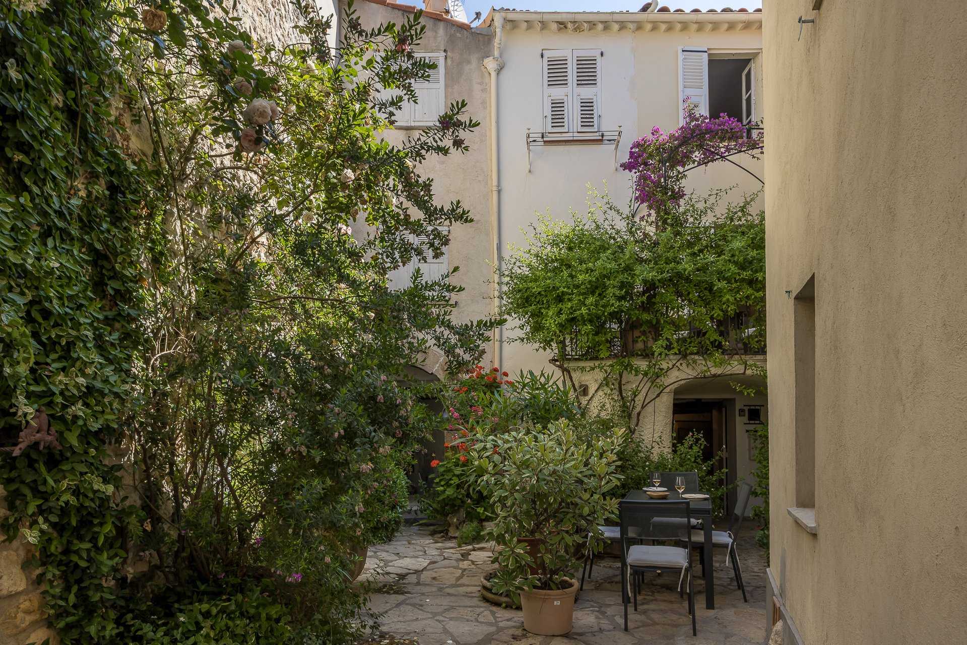 بيت في Mougins, Provence-Alpes-Côte d'Azur 10838593