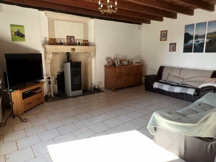 House in Chaunay, Nouvelle-Aquitaine 10838793
