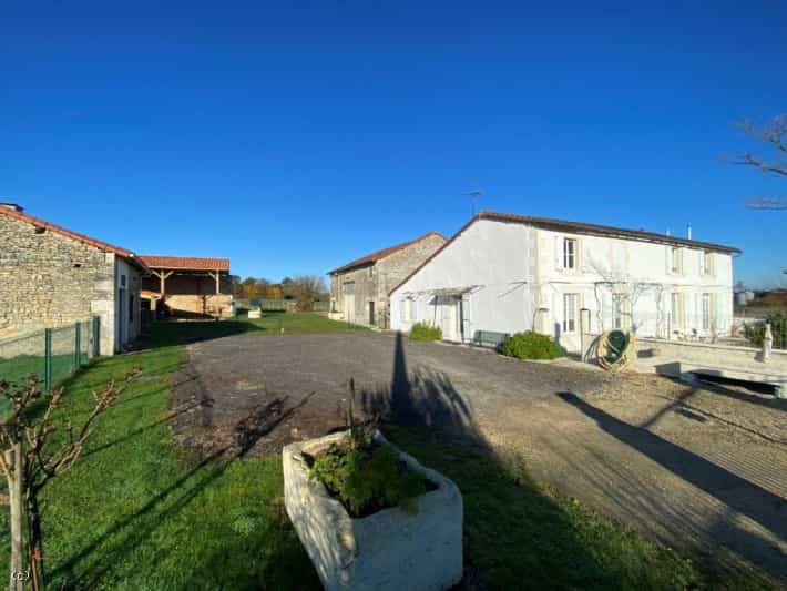 House in Condac, Nouvelle-Aquitaine 10839403