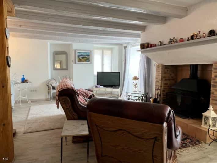House in Champagne-Mouton, Nouvelle-Aquitaine 10839585