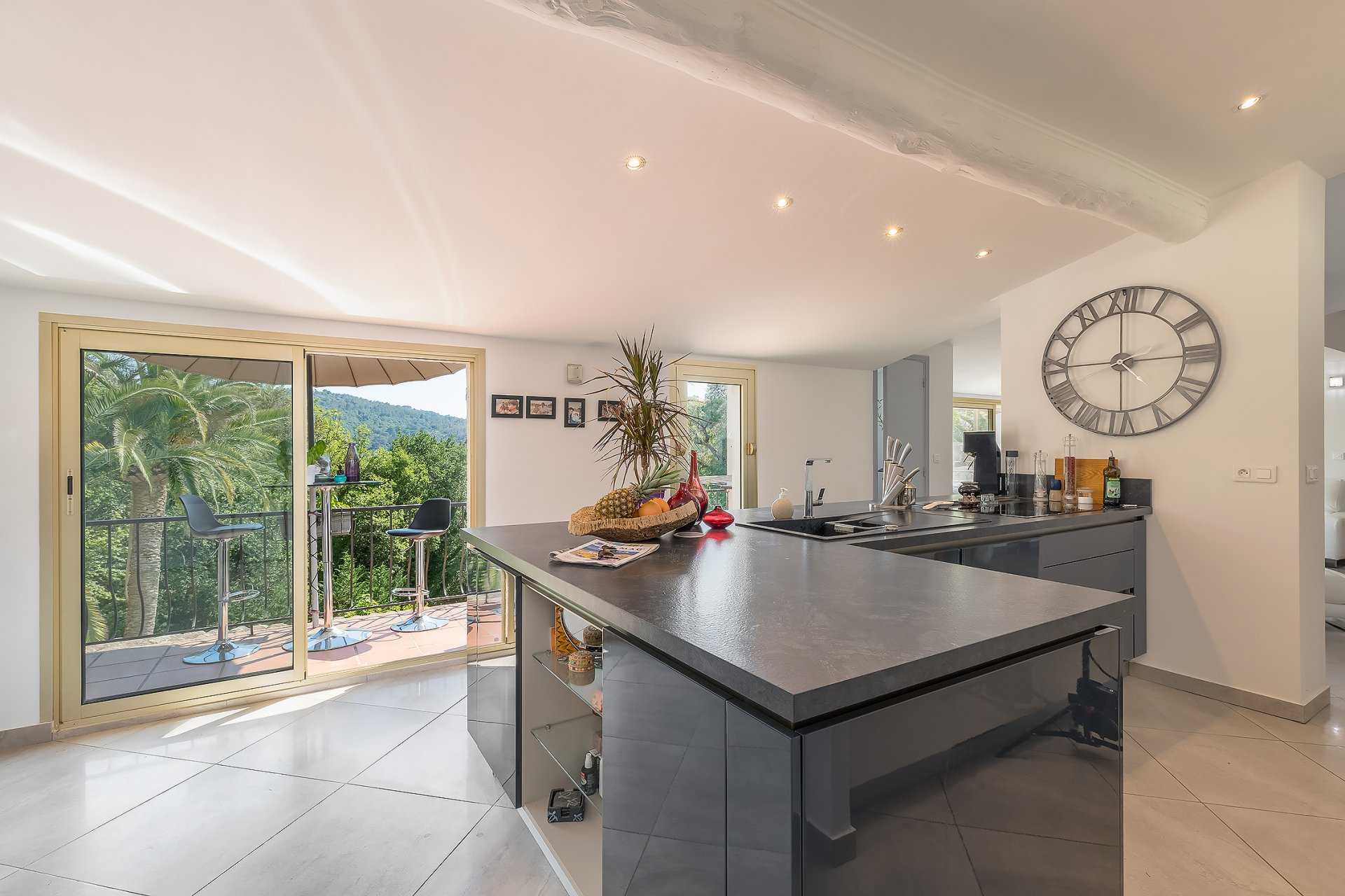Hus i La Colle-sur-Loup, Provence-Alpes-Cote d'Azur 10840262