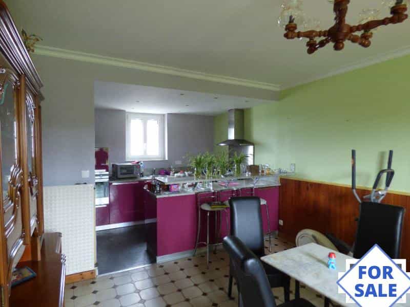 Casa nel Saint-Cyr-en-Pail, Pays de la Loire 10840265