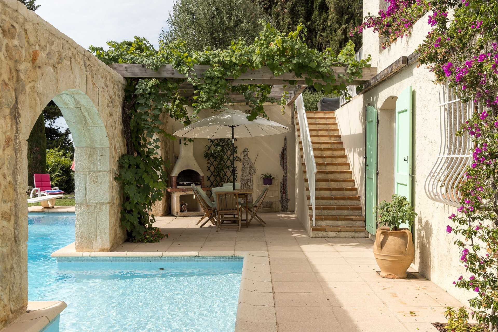 Rumah di La Colle-sur-Loup, Provence-Alpes-Cote d'Azur 10840270