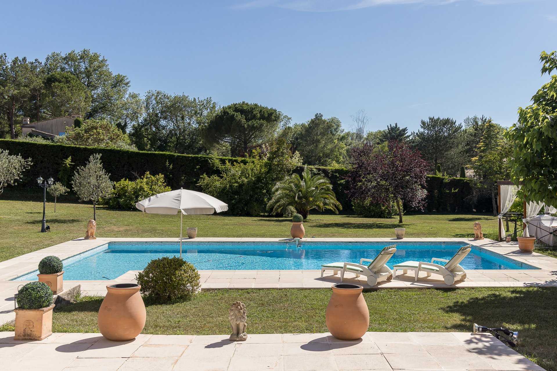 Rumah di Chateauneuf-Grasse, Provence-Alpes-Cote d'Azur 10840280
