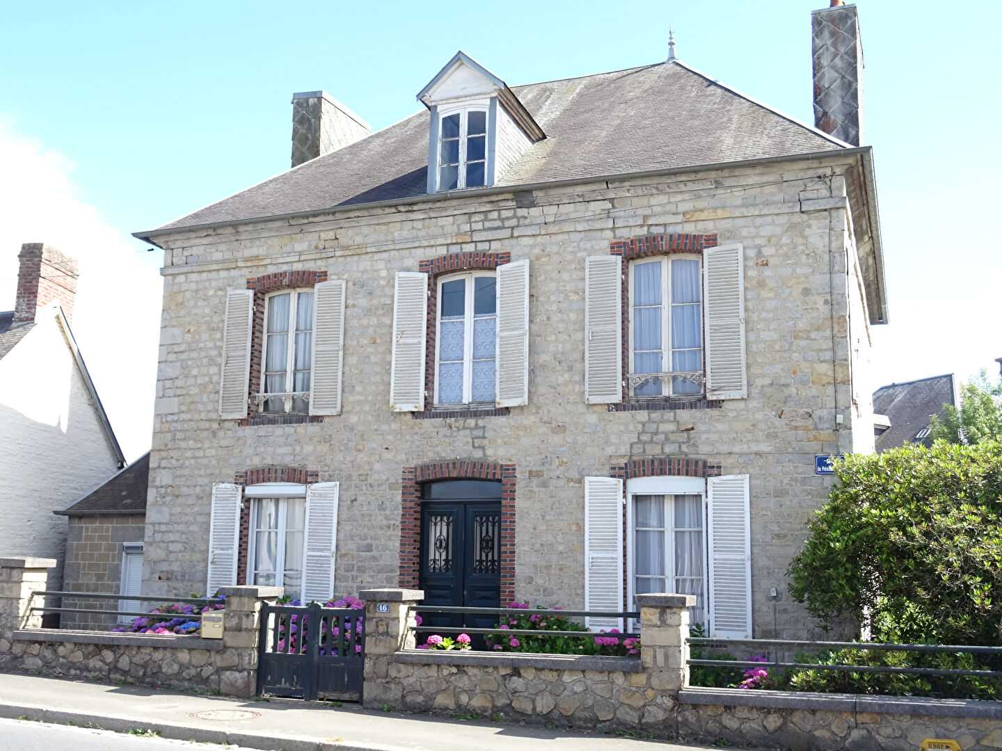 rumah dalam Barenton, Normandie 10840646