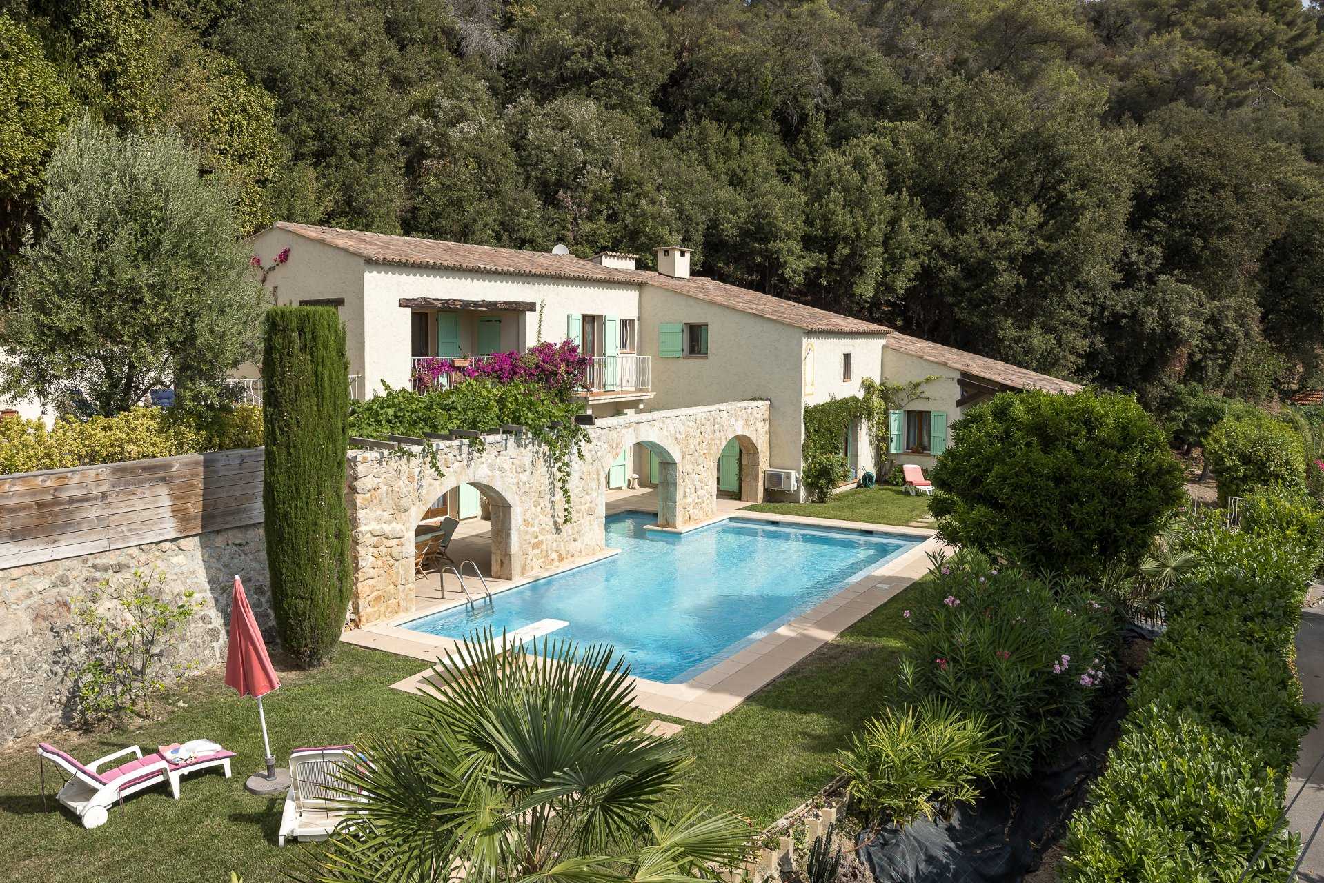 Rumah di La Colle-sur-Loup, Provence-Alpes-Cote d'Azur 10840969