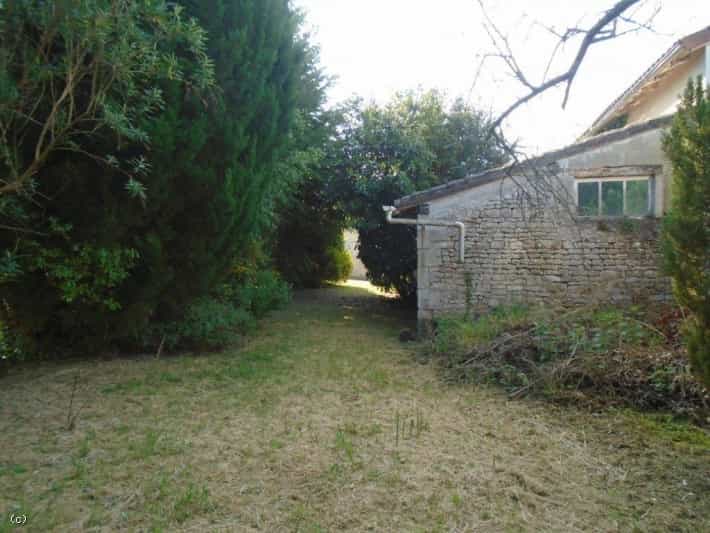 House in Ruffec, Nouvelle-Aquitaine 10841127