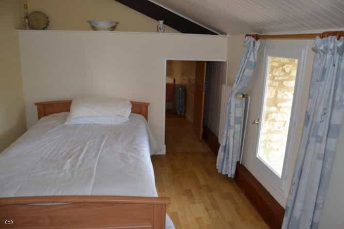 Huis in Champagne-Mouton, Nouvelle-Aquitaine 10841242