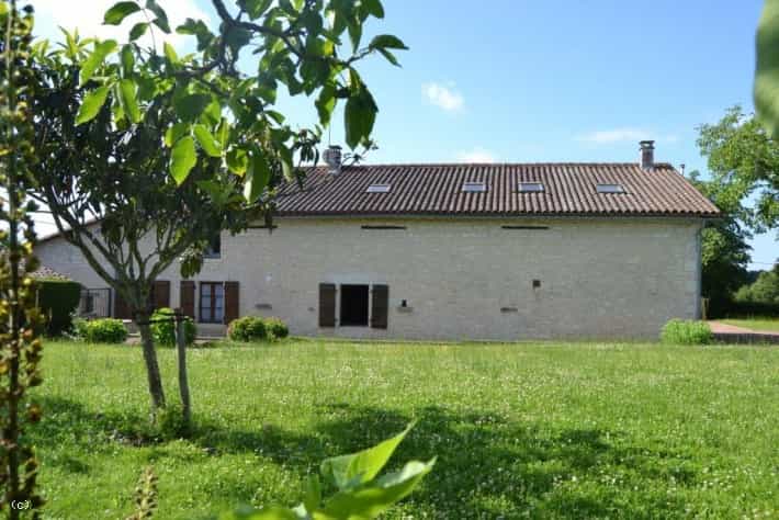 жилой дом в Champagne-Mouton, Nouvelle-Aquitaine 10841242