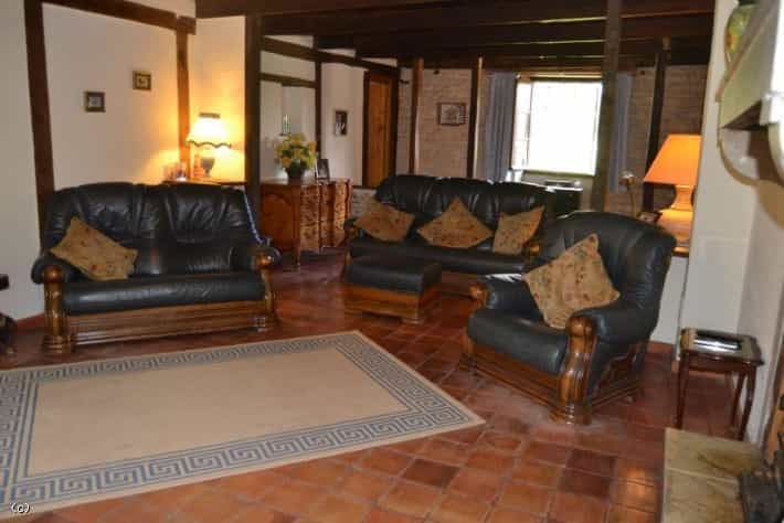 House in Champagne-Mouton, Nouvelle-Aquitaine 10841242