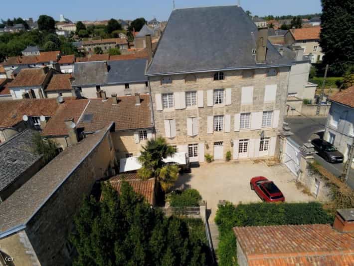 σπίτι σε Civray, Nouvelle-Aquitaine 10841254