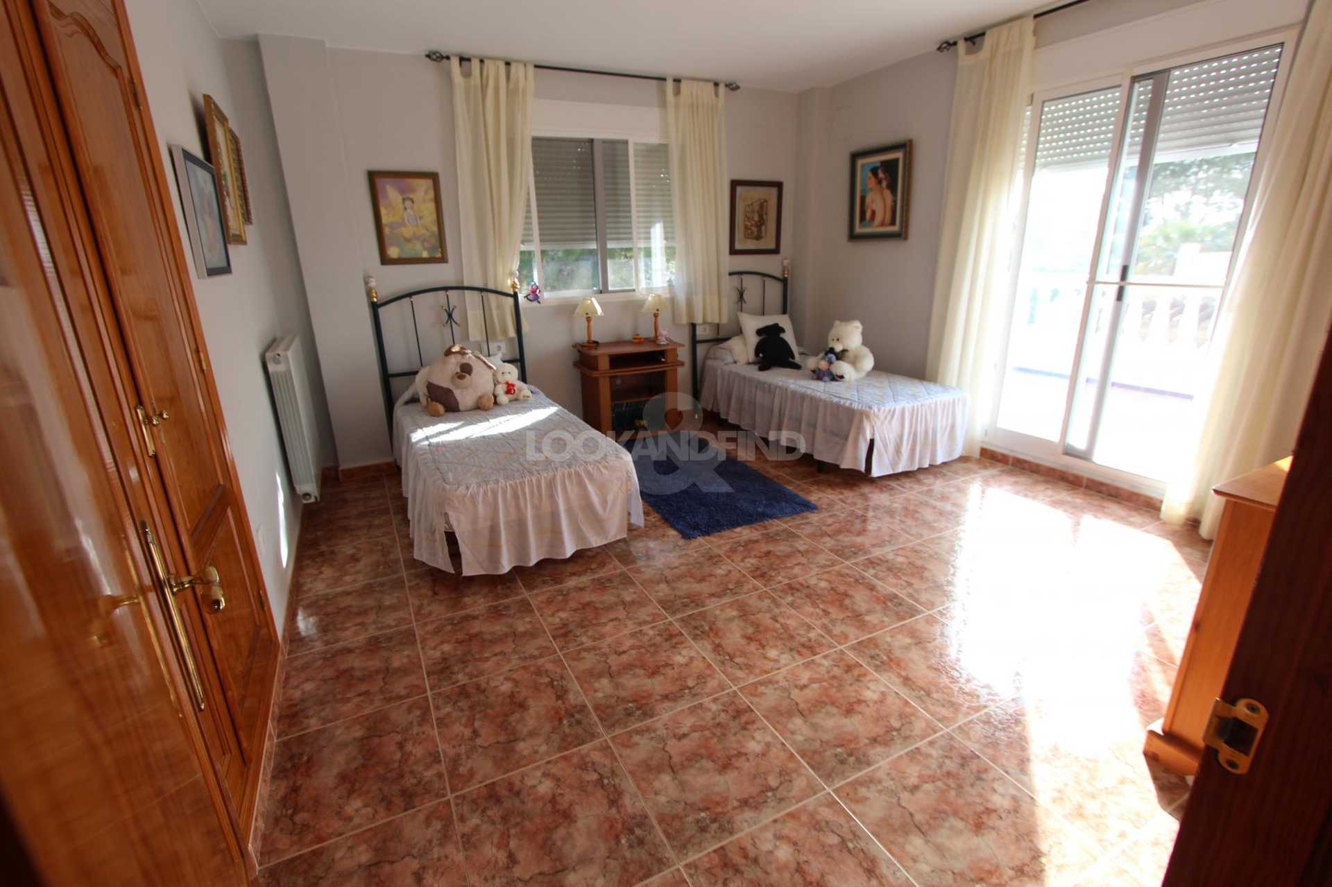 بيت في La Pobla de Vallbona, Comunidad Valenciana 10841418