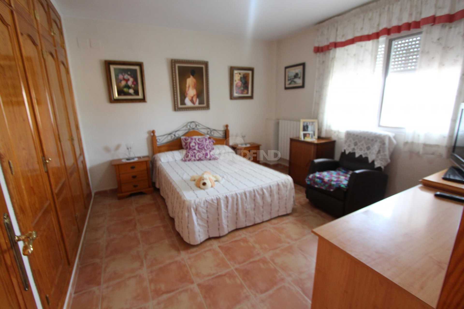Rumah di La Pobla de Vallbona, Comunidad Valenciana 10841418