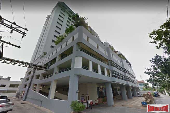 Condominium in Yan Nawa, Krung Thep Maha Nakhon 10841848