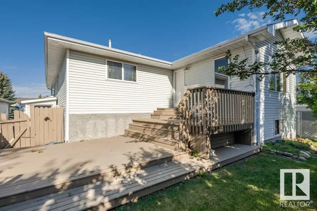 Dom w Edmonton, Alberta 10842522