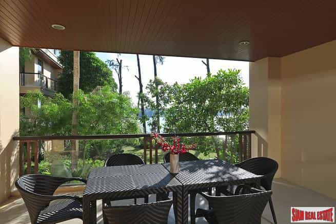 Condominium in Ban Pa Sak, Phuket 10843304