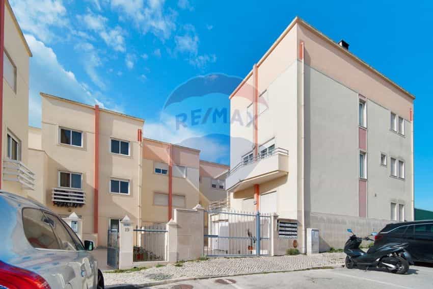 Condominium in Mucifal, Lissabon 10843804