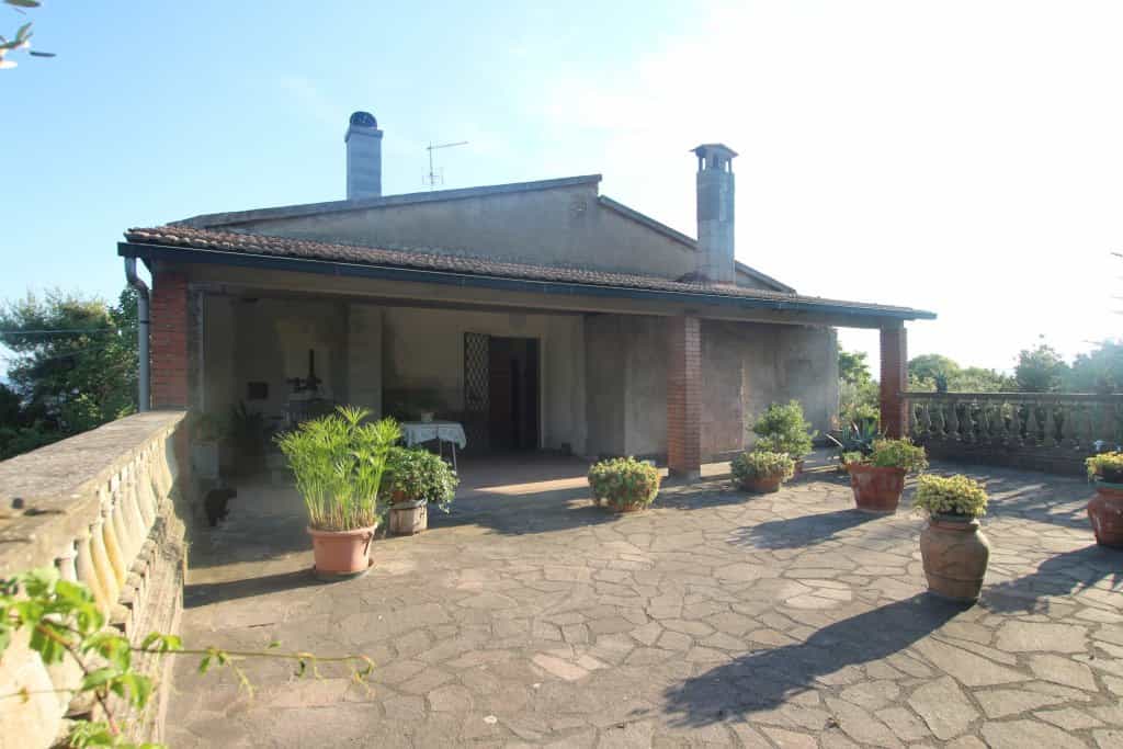 بيت في كاستل سان جيميجنانو, توسكانا 10844247