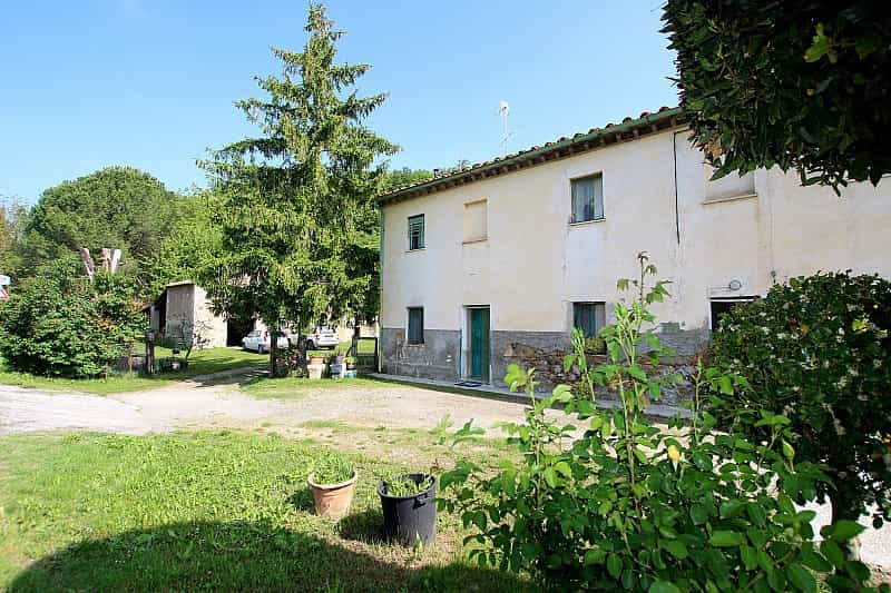 Rumah di Volterra, Toskana 10844260