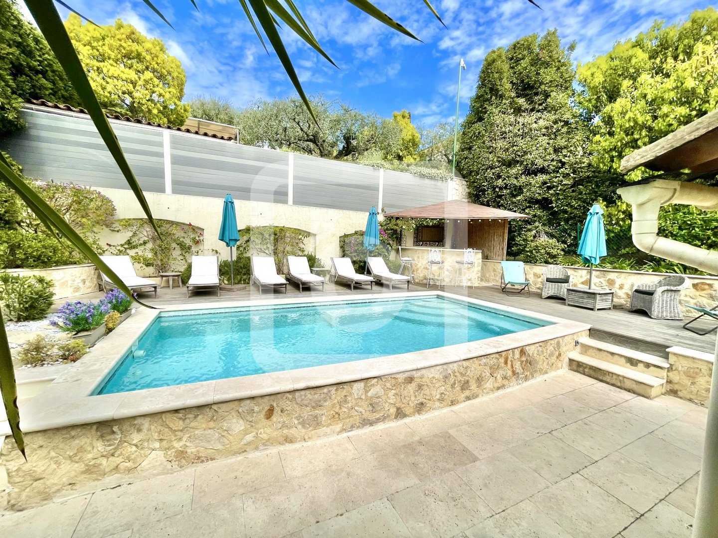 Rumah di Le Cannet, Provence-Alpes-Cote d'Azur 10844578