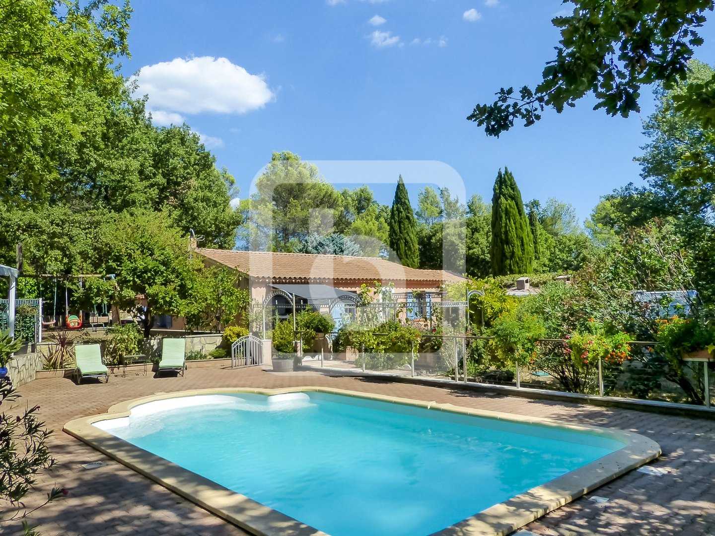 Hus i La Roquebrussanne, Provence-Alpes-Cote d'Azur 10844807