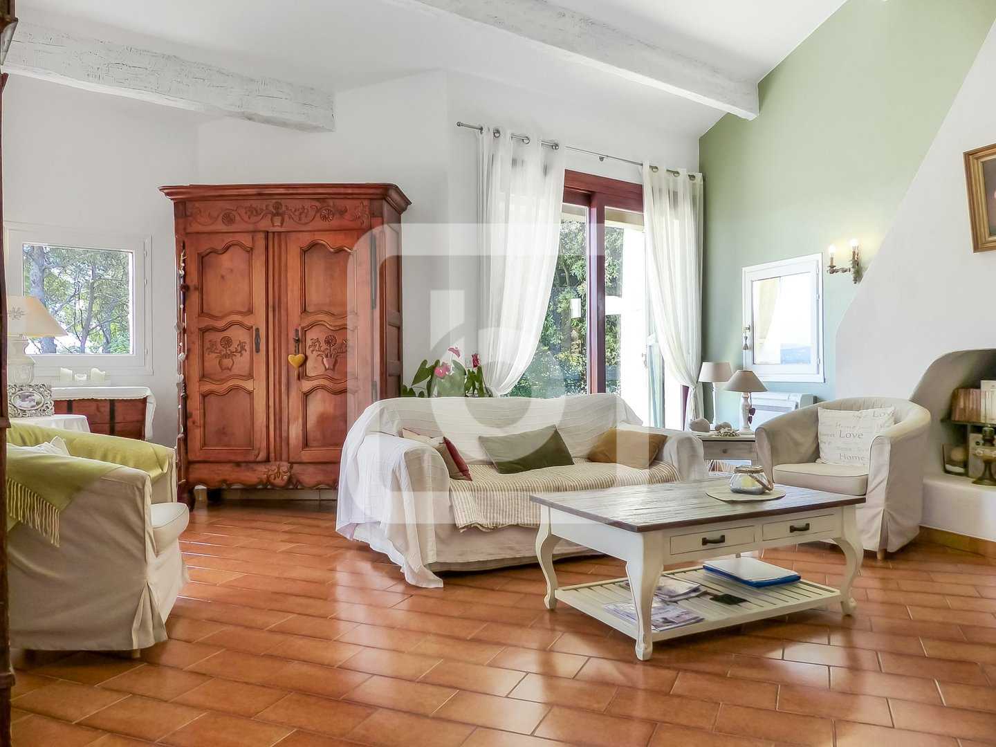 Rumah di La Roquebrussanne, Provence-Alpes-Cote d'Azur 10845250