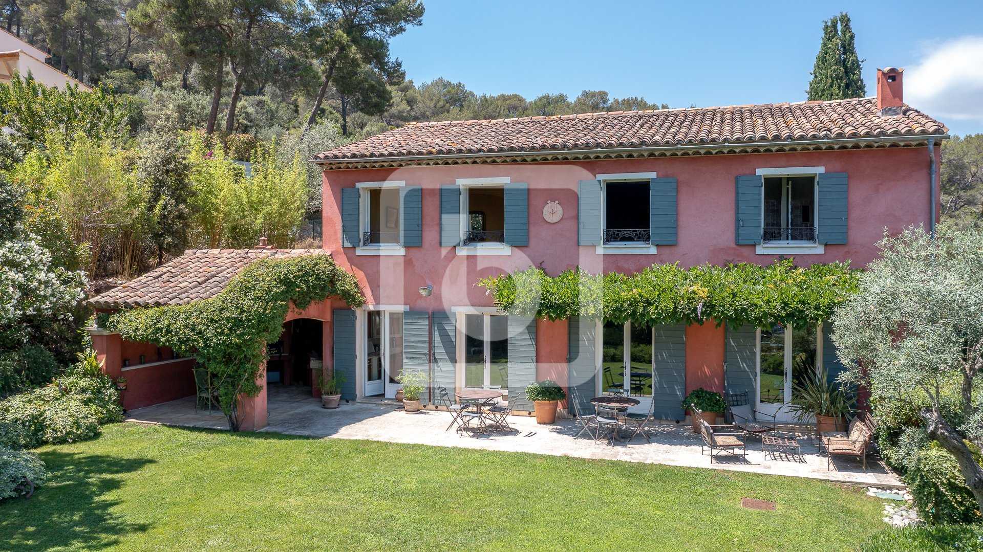 Rumah di Le Chateau, Provence-Alpes-Cote d'Azur 10845300