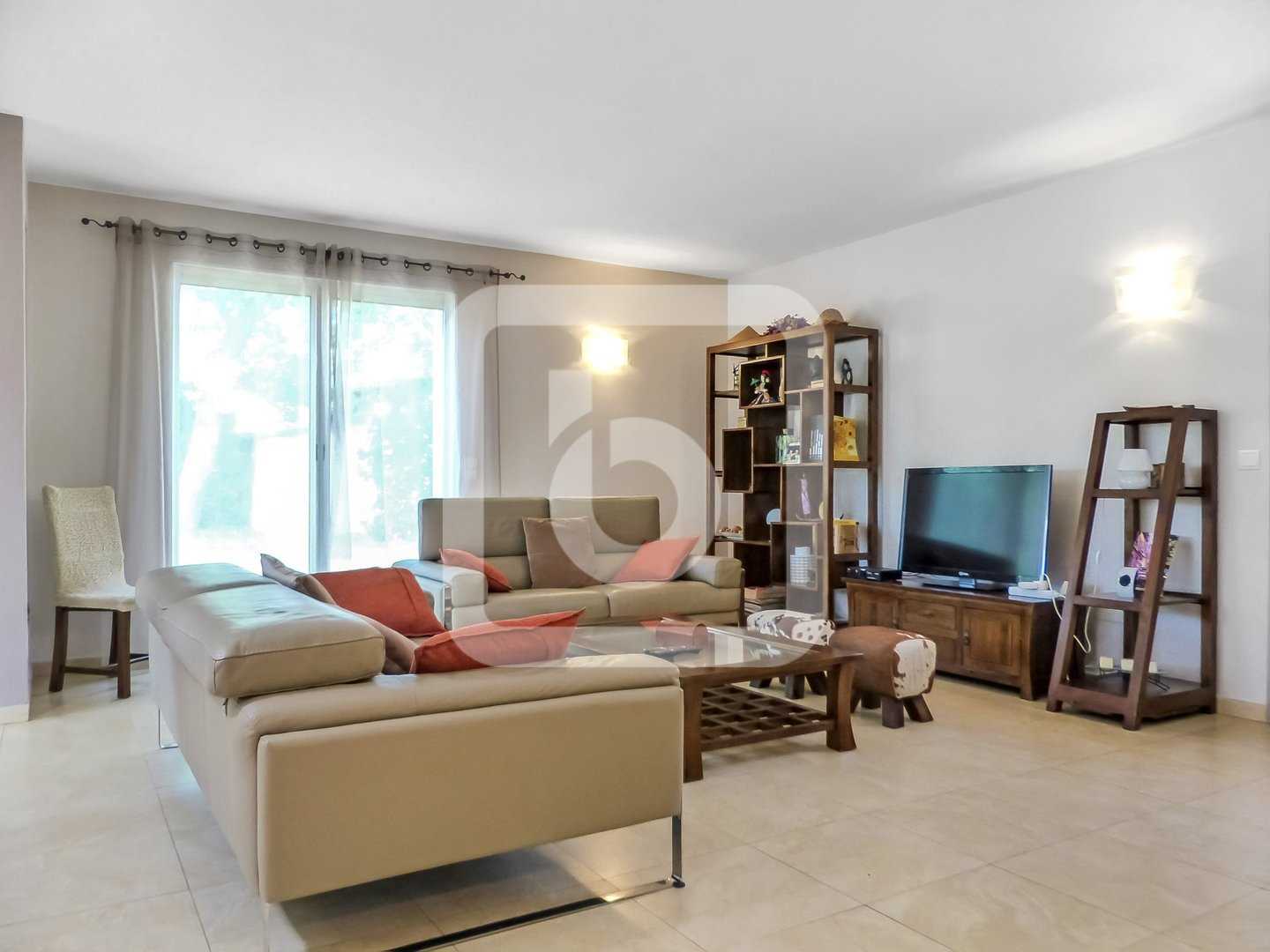 rumah dalam Gareoult, Provence-Alpes-Cote d'Azur 10845756
