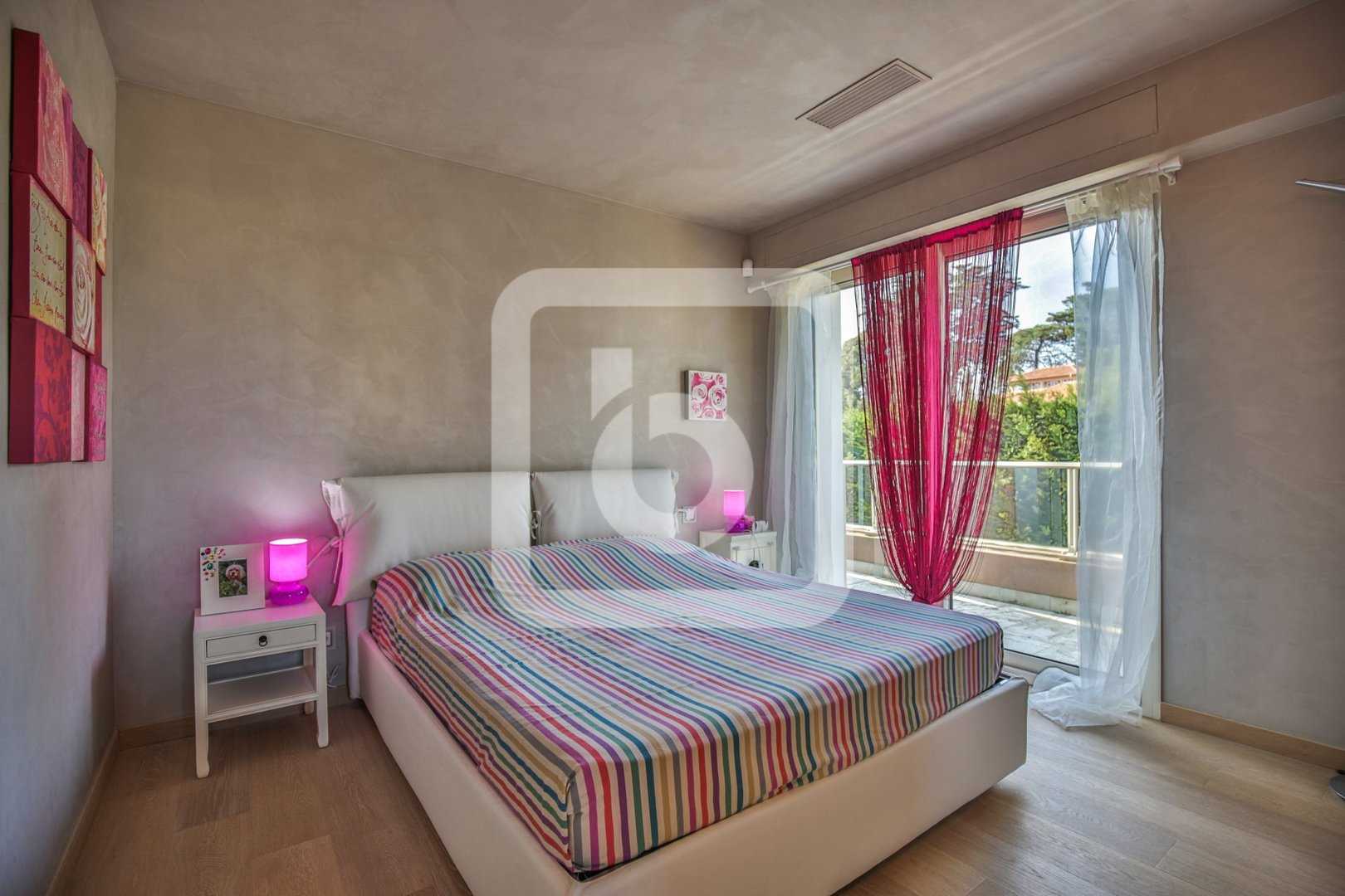بيت في Antibes, Provence-Alpes-Côte d'Azur 10845780